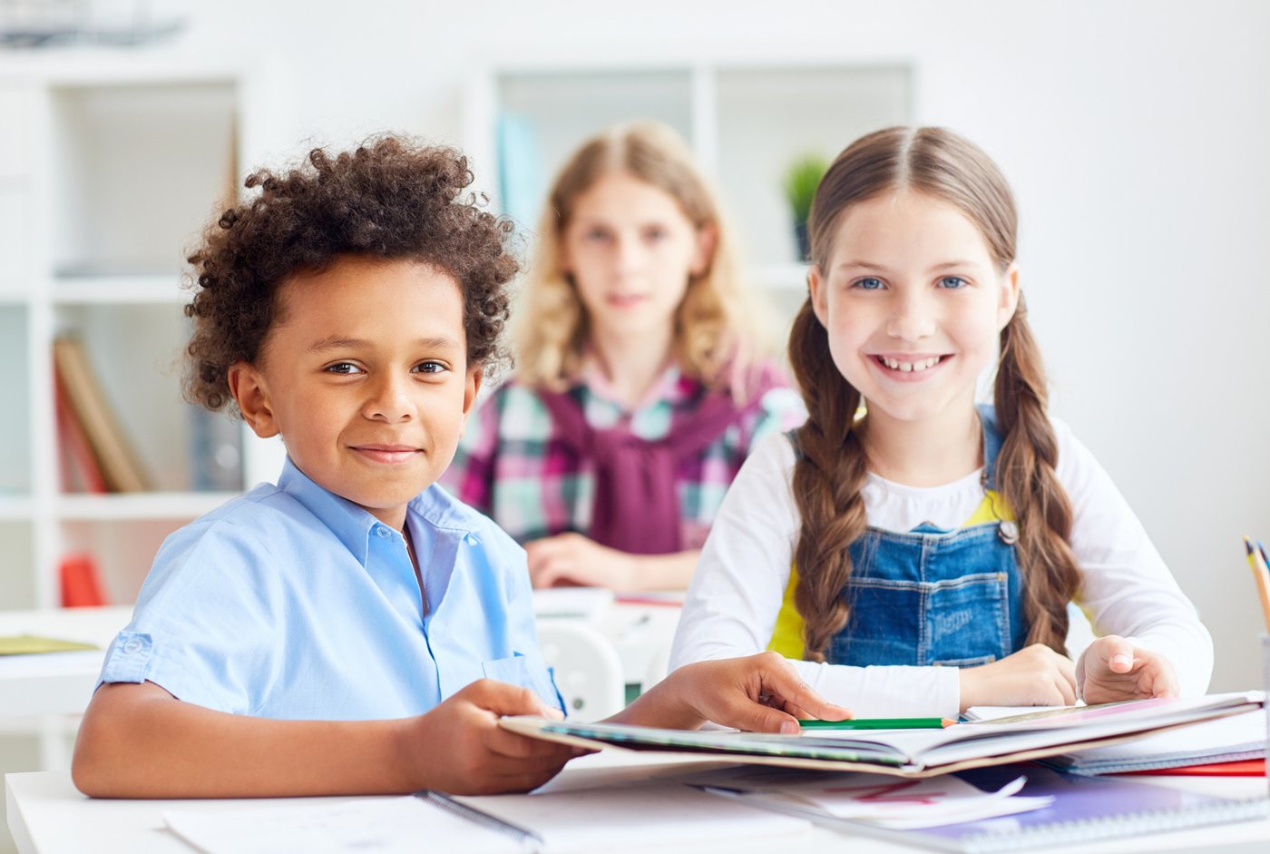 Crianças estudando em uma sala de aula